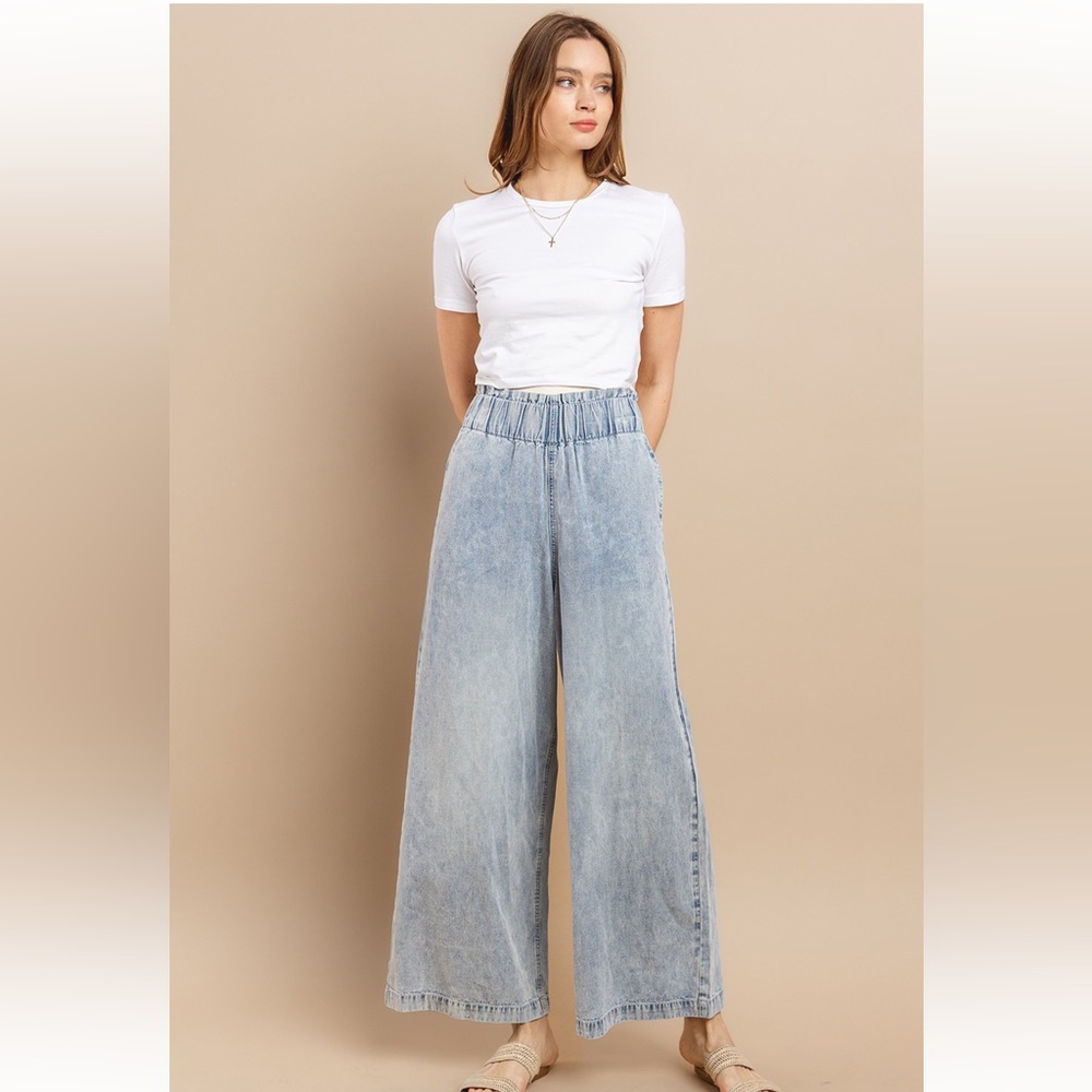 High Waist Wide Leg Jean With Side Pockets - Picture 5 of 8